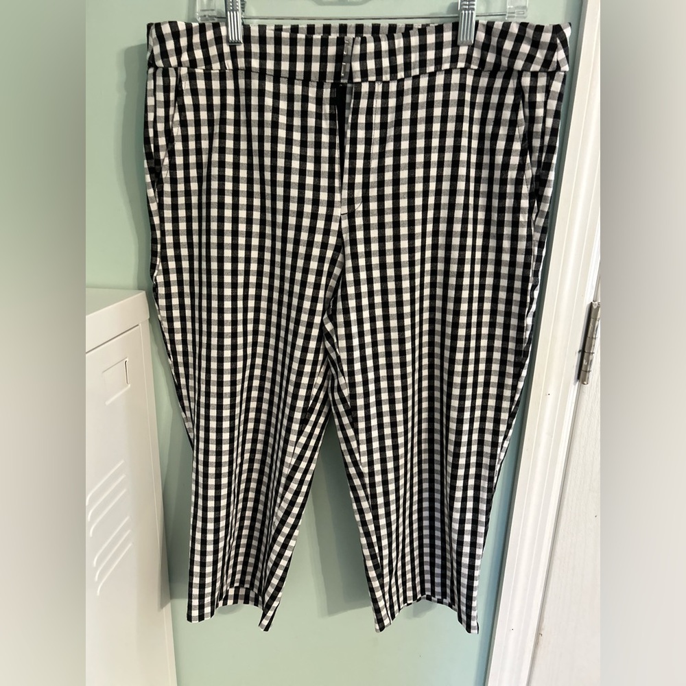 Time and Tru black and white checkered capris, size 14